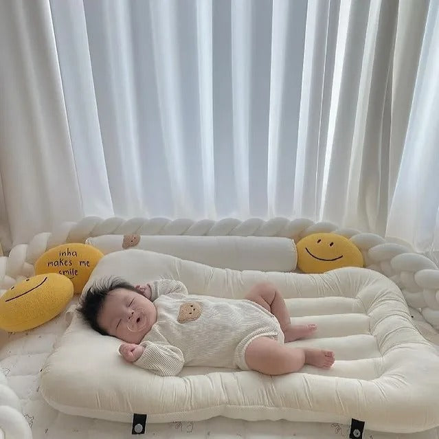 reducteur de lit 6-12 mois avec bébé qui dort