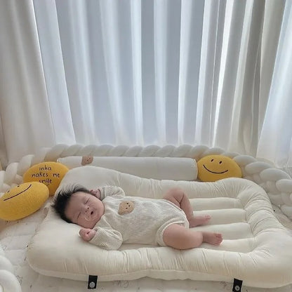 reducteur de lit 6-12 mois avec bébé qui dort