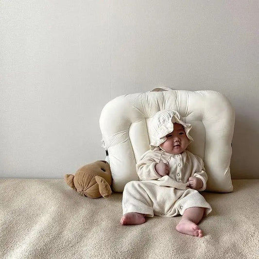 Reducteur-de-lit-6-12mois-bebe-assis