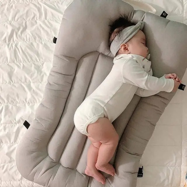 Reducteur de lit 6-12 mois bébé dort sur coté