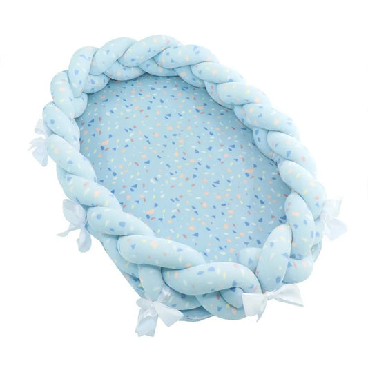 Reducteur-de-lit-bleue-en-coton-avec-un-contour-tressé