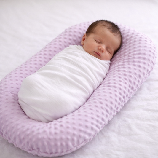 Reducteur-de-lit-housse-violet-bébé-emmailloté