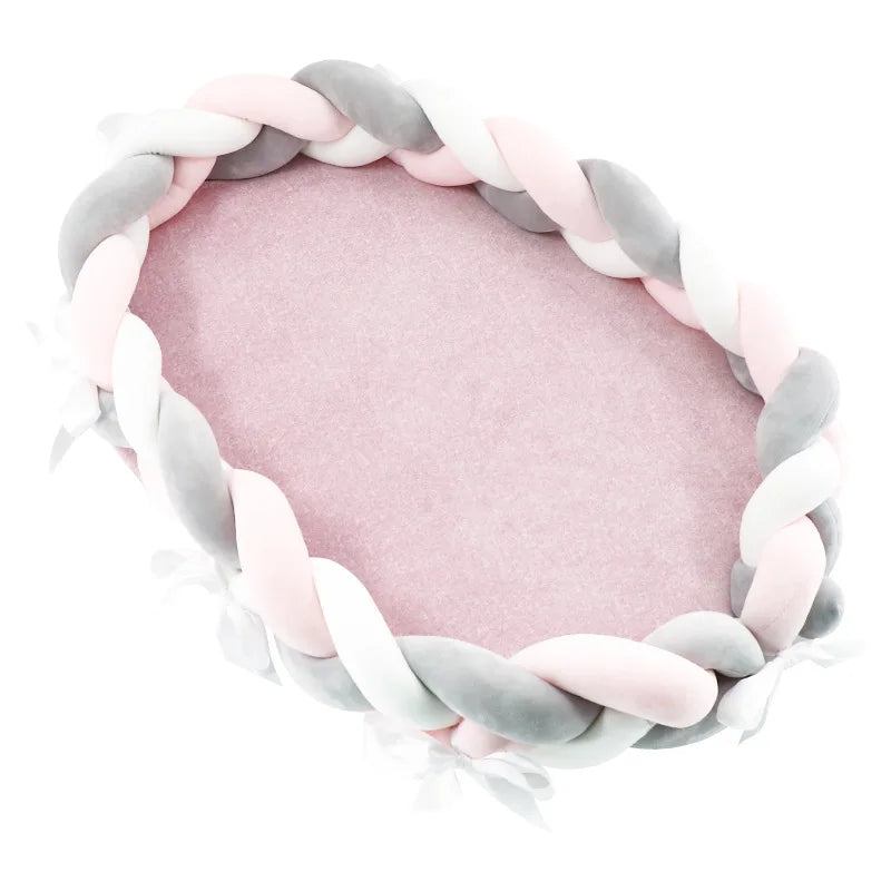 Reducteur-de-lit-fond-rose-en-coton-avec-un-contour-tressé-rose-blanc-gris