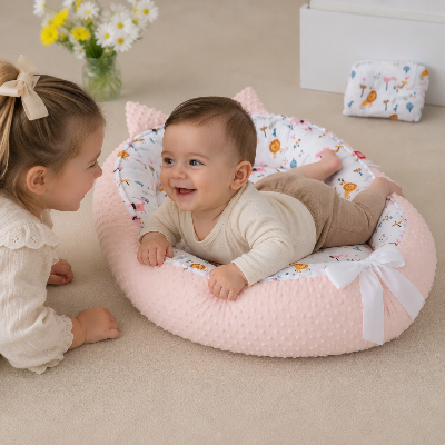 Réducteur de lit bébé avec bébé qui s'amuse avec soeur