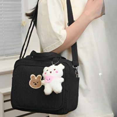 Sac-à-langer-noir-avec-ourson-blanc-porter-en- bandoulière-