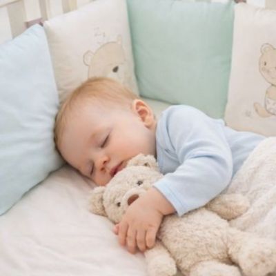 Tour-de-lit-coussins-varies-bebe-dort