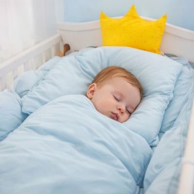 Tour-de-lit-original-bebe-couronne-royal-jaune