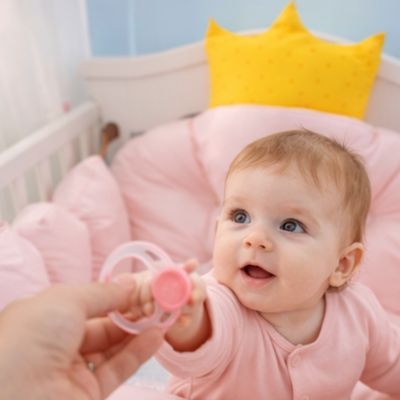 Tour-de-lit-original-bebe-tend-tetine