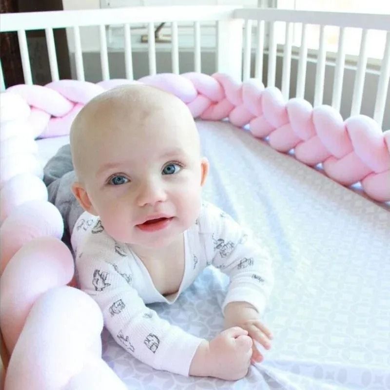 tour-de-lit-tressé-rose-avec bébé dans son berceau