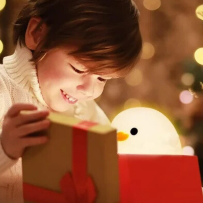 Veilleuse-baby-duck-sortant-d'une-boîte-de-cadeau-Noel