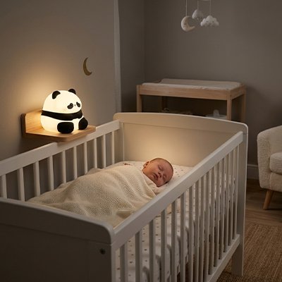 Veilleuse -bebe- sur-tablette-et bébé