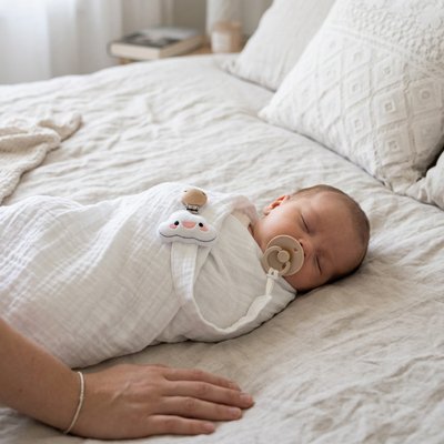 attache-sucette-nuage-sur-bébé-emmailloté