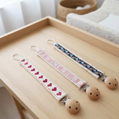 Attache- tétine-tissu-motifs-variés