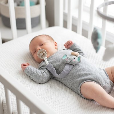 attache-tetine-éléphant-sur-bébé