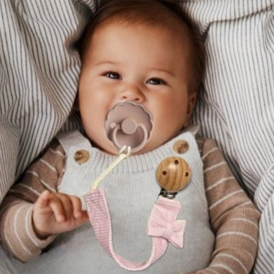 attache-tetine-bebe-content