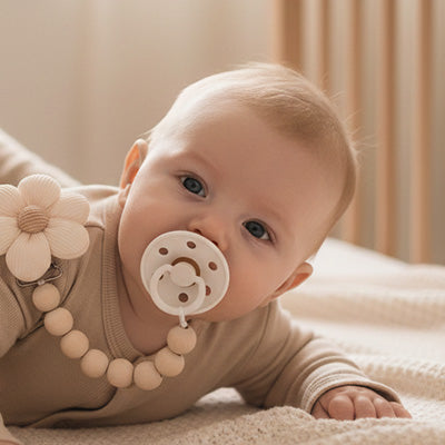 attache-tetine-fleur-beige