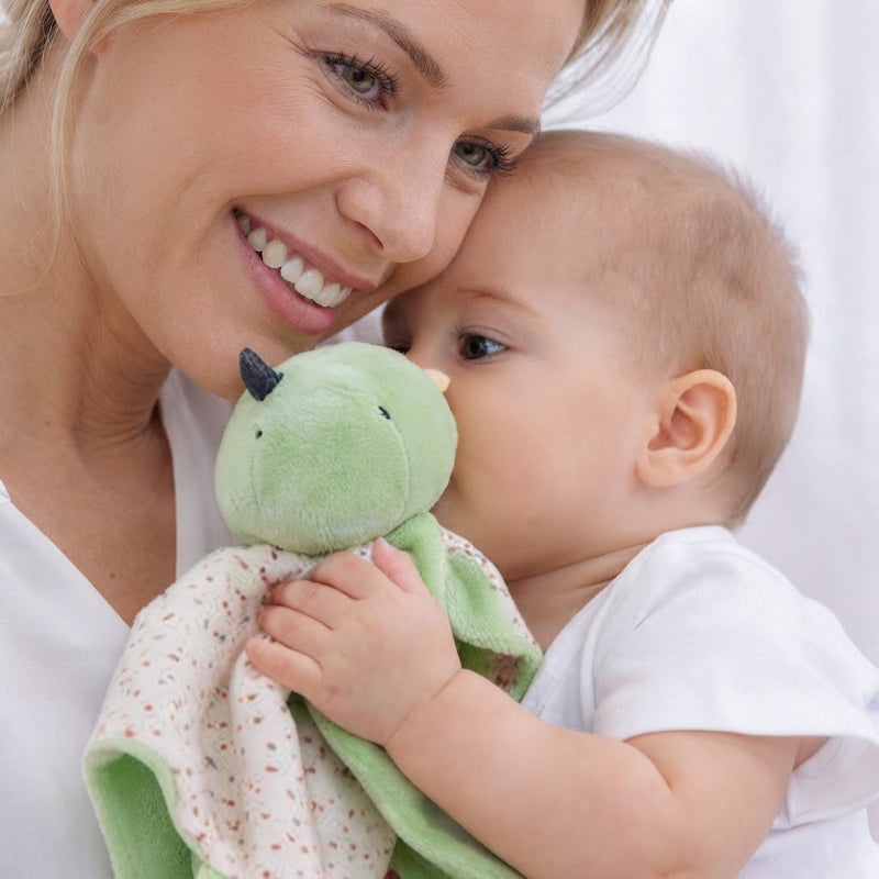 bébé avec maman et doudou dinosaure