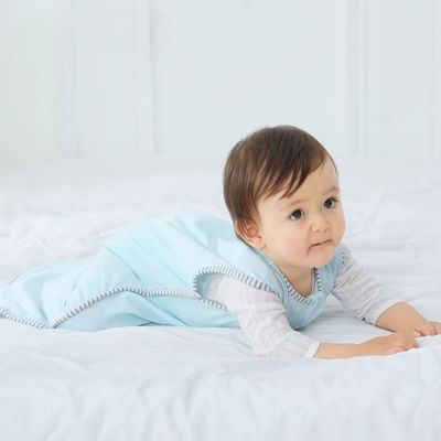 bébé dans gigoteuse bébé plat ventre