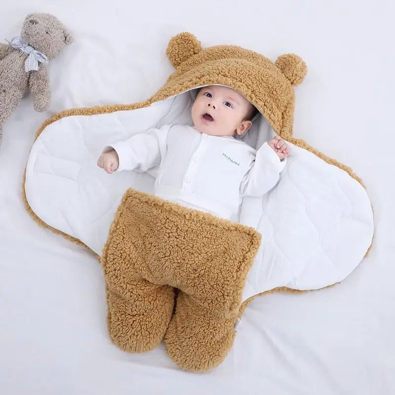 bébé dans nid d'ange brun ouvert