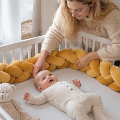 bébé dans son berceau avec le tour de lit tressé