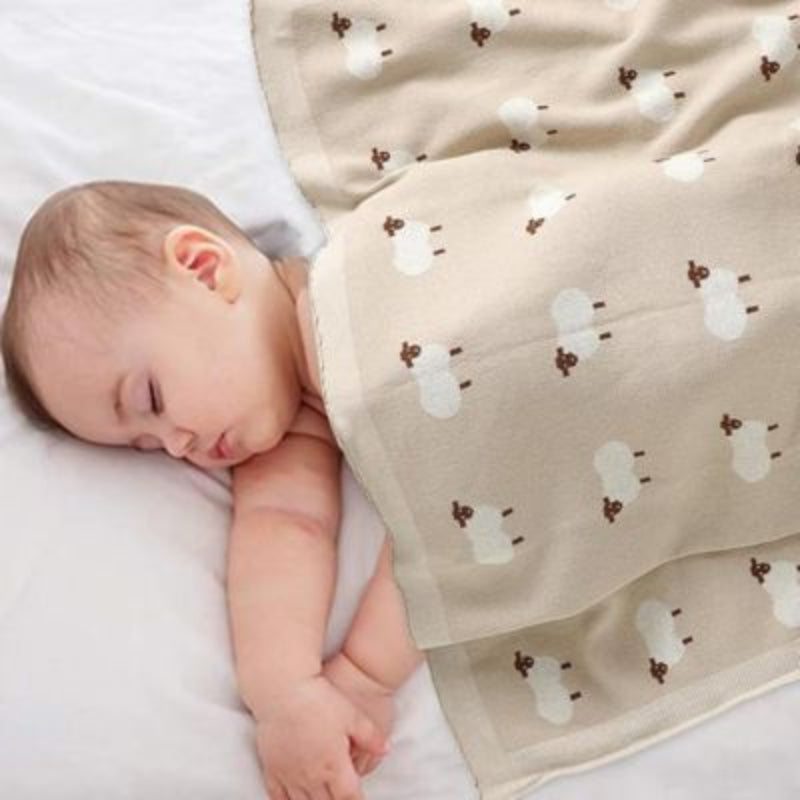 bébé dort sous couverture bebe moutons