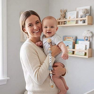 bébé et Maman sourit avec attache tétine en place
