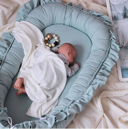 bébé qui dort sur le ventre dans reducteur de lit