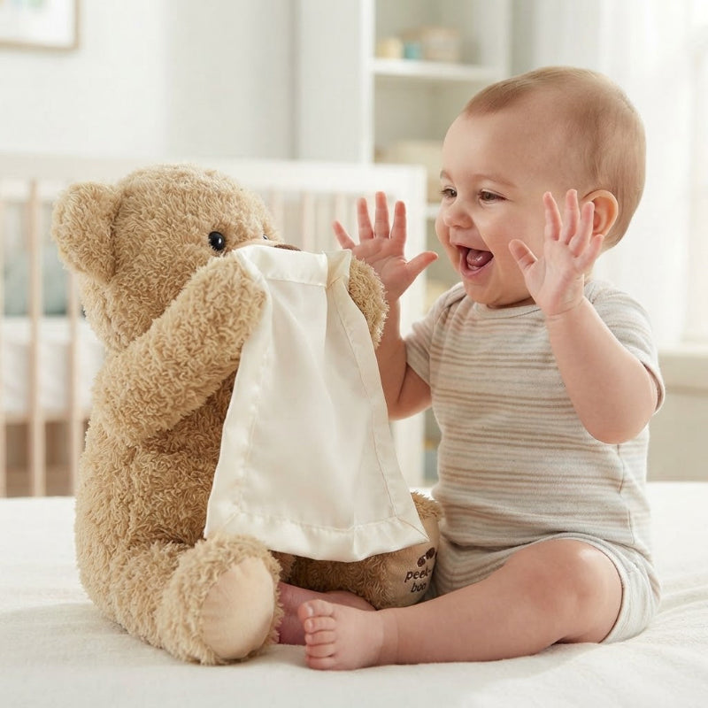 bébé qui fait coucou à son ours peluche coucou
