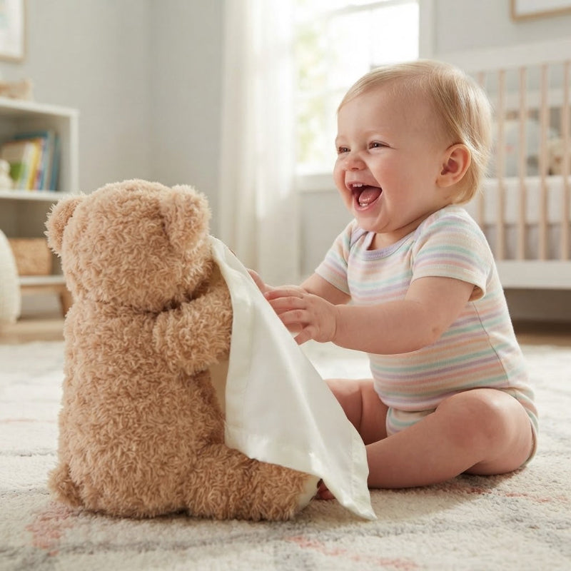 bébé qui rigole avec son ours en peluche coucou