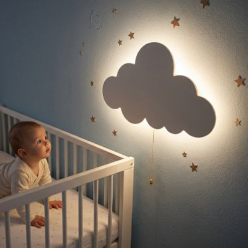 bébé regarde la veilleuse murale bebe nuage doux
