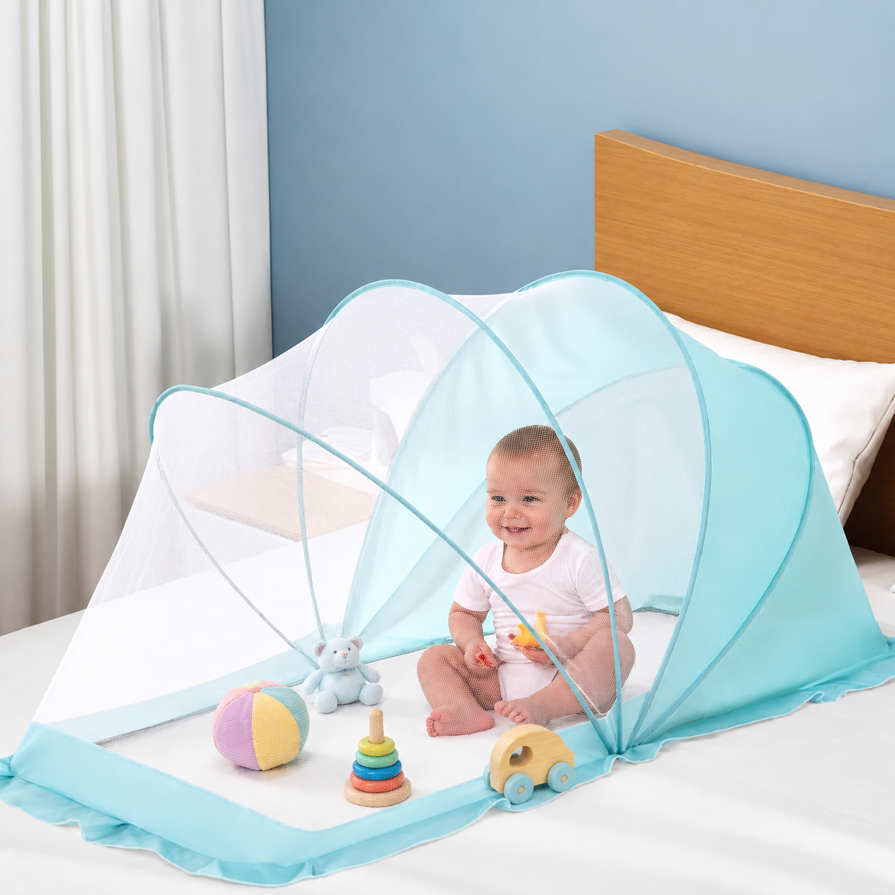bébé s'amuse sous sa moustiquaire lit bebe avec ses jouets