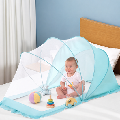 bébé s'amuse sous sa moustiquaire lit bebe avec ses jouets