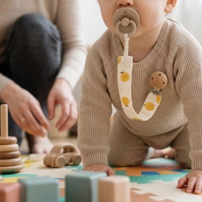 bébé se déplace  accroche tétine