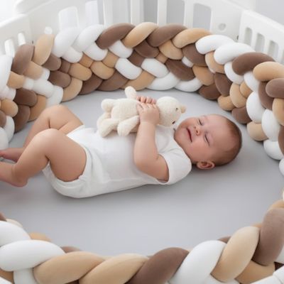 bébé s'amuse avec lapin dans berceau protégé par tresse de lit