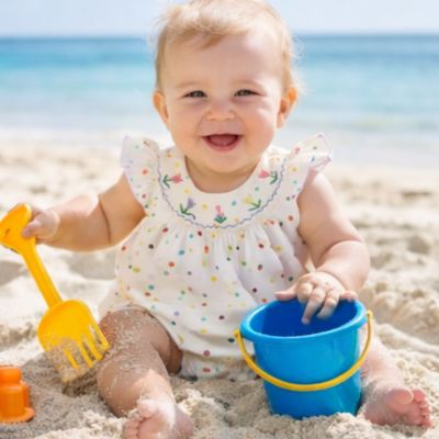 barboteuse-bebe-fille-plage-sable