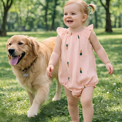 Fillette dans barboteuse bébé fille cour au parc avec chien