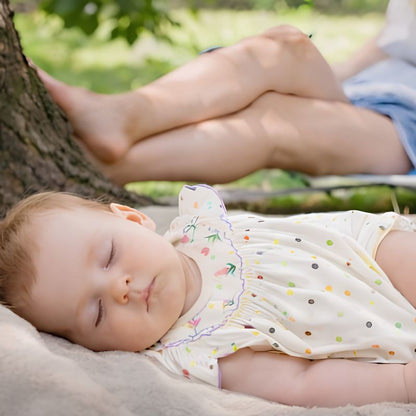 barboteuse bébé fille sieste sous arbre