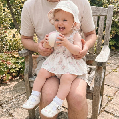 barboteuse fille assise sur papa