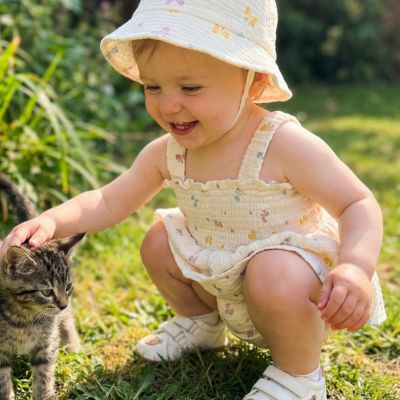 barboteuse fille caresse chat