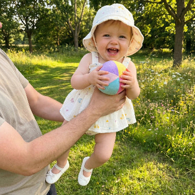 barboteuse fille joue ballon papa