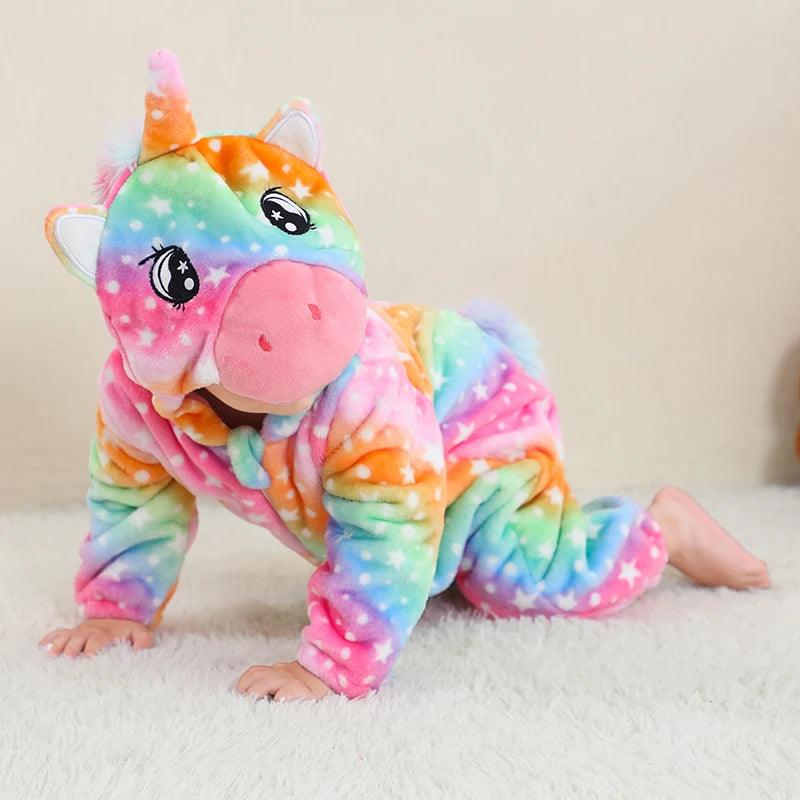 Barboteuse-licorne-arc-en-ciel-porté-par-un-enfant-a-genoux