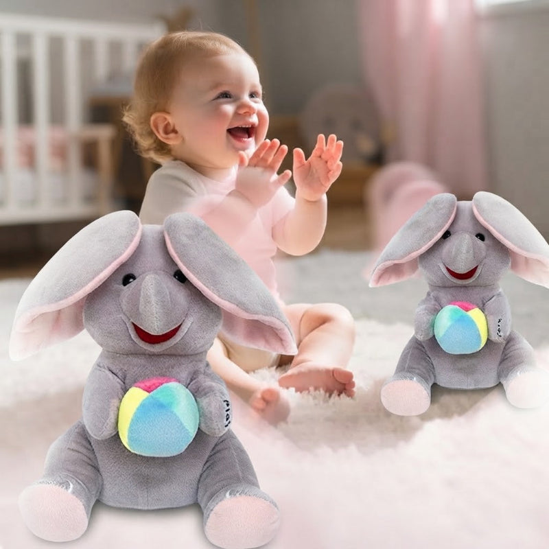 bébé applaudit sa peluche éléphant
