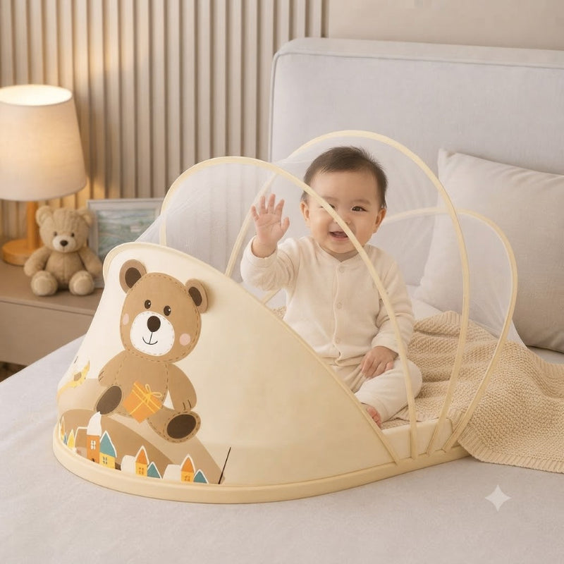 bébé assis dans sa moustiquaire  pour cododo
