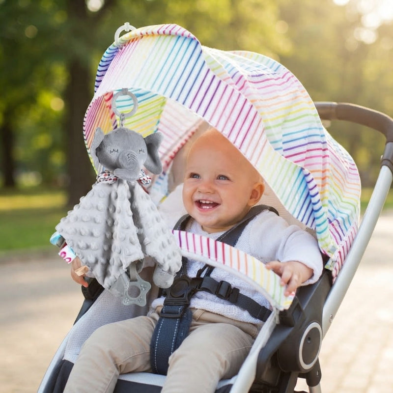 bébé dans poussette avec sa doudou bebe éléphant