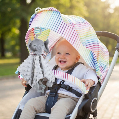 bébé dans poussette avec sa doudou bebe éléphant