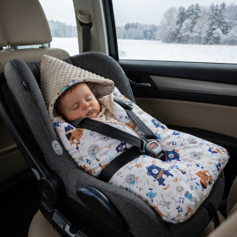 bébé dans son nid d'ange siege auto en hiver
