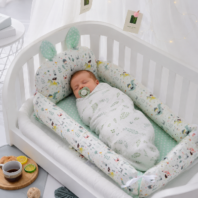 bébé dans son reducteur de lit pour bebe motif chevaux