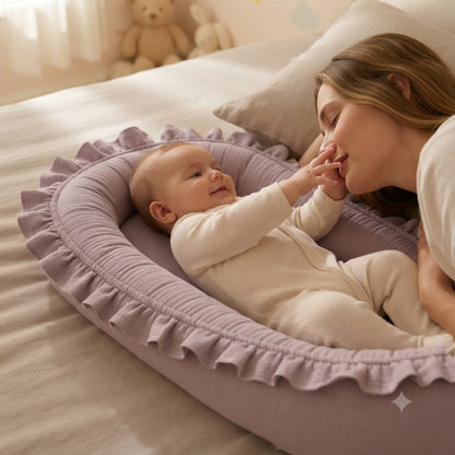 bébé dans son reducteur de lit qui caresse le visage de maman