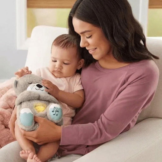 bébé découvre sa peluche loutre avec maman