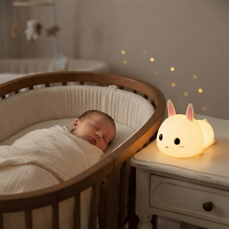 bébé dort avec lapin veilleuse sur table chevet